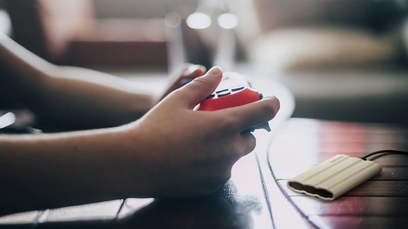 Samsung T7 Shield 1TB USB 3.2 2.5 SSD Beige - 4