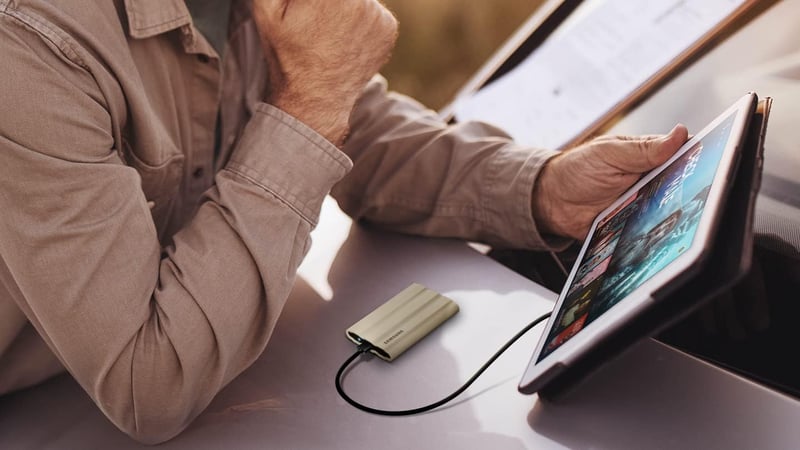 Samsung T7 Shield 1TB USB 3.2 2.5 SSD Beige - 3